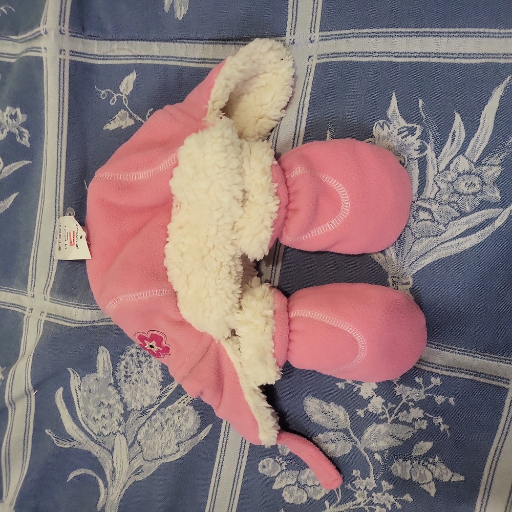 Infant hat with matching mittens